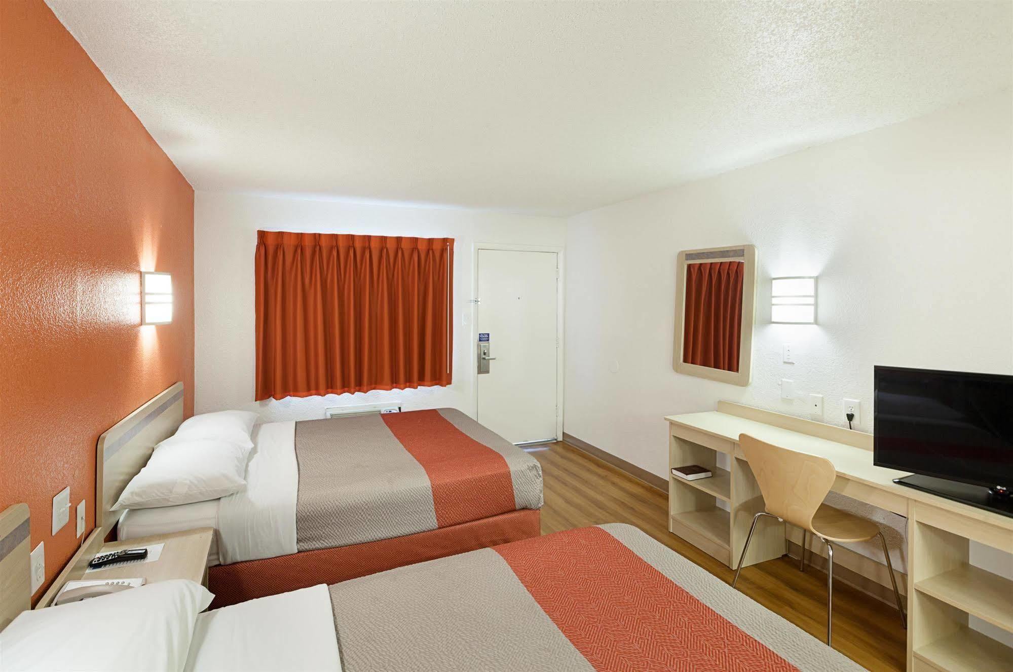 Hotel 6-north Richland Hills, Tx 2*