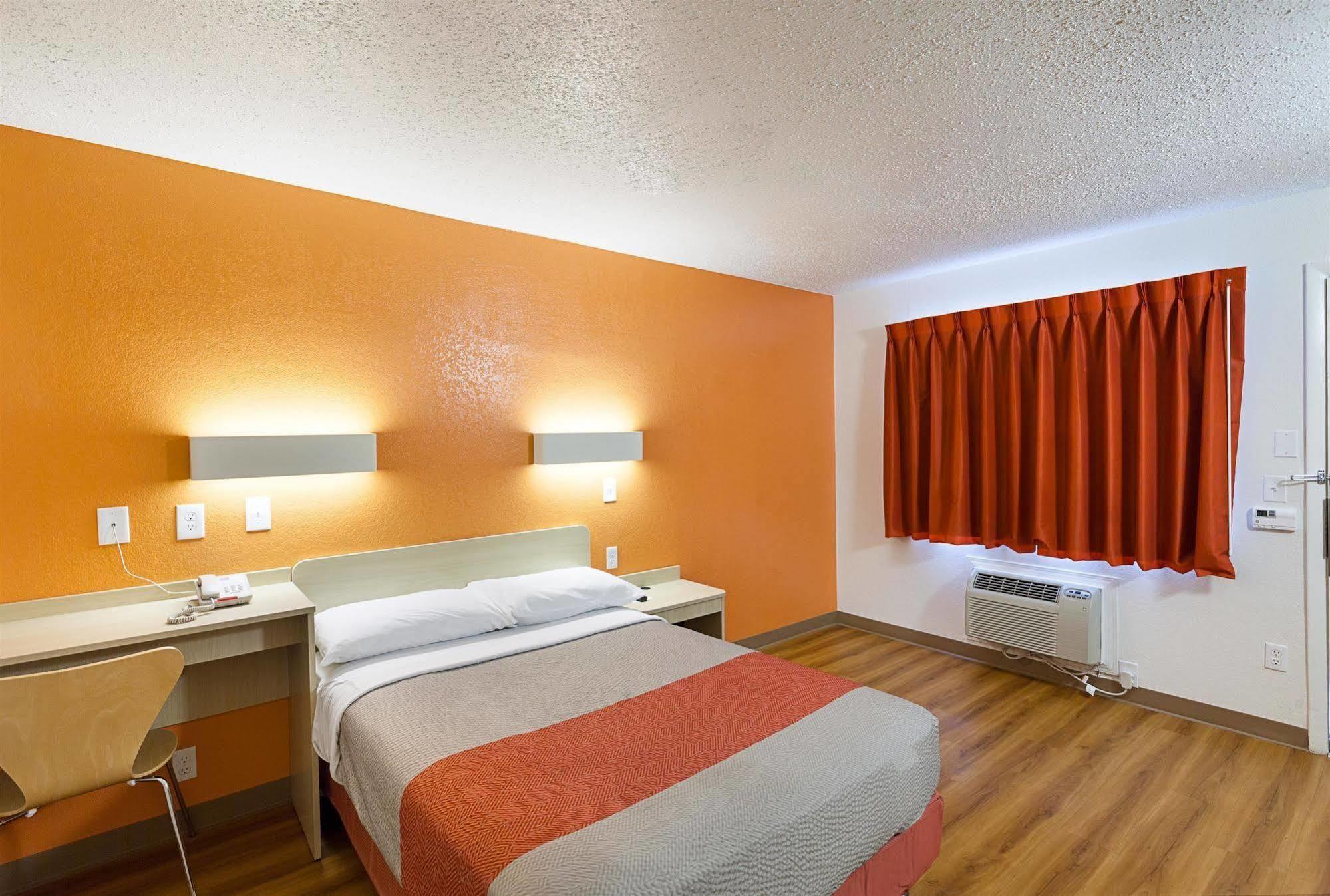 Hotel 6-north Richland Hills, Tx 2*